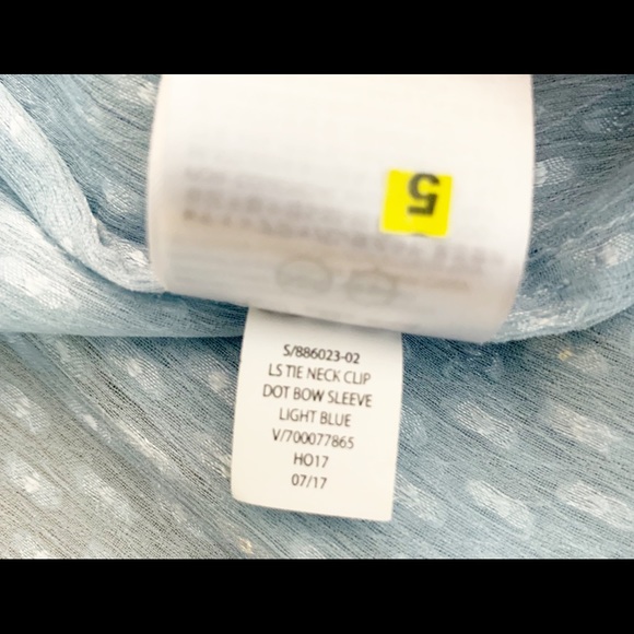 SOLD Banana Republic Blouse. - Picture 6 of 8